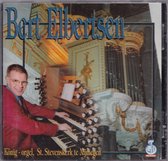 Bert Elbertsen bespeelt het orgel in de St. Stevenskerk te Nijmegen