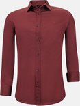 Chemise bordeaux en satin, coupe ajustée, avec logo sur la poitrine. Fermeture boutonnée.