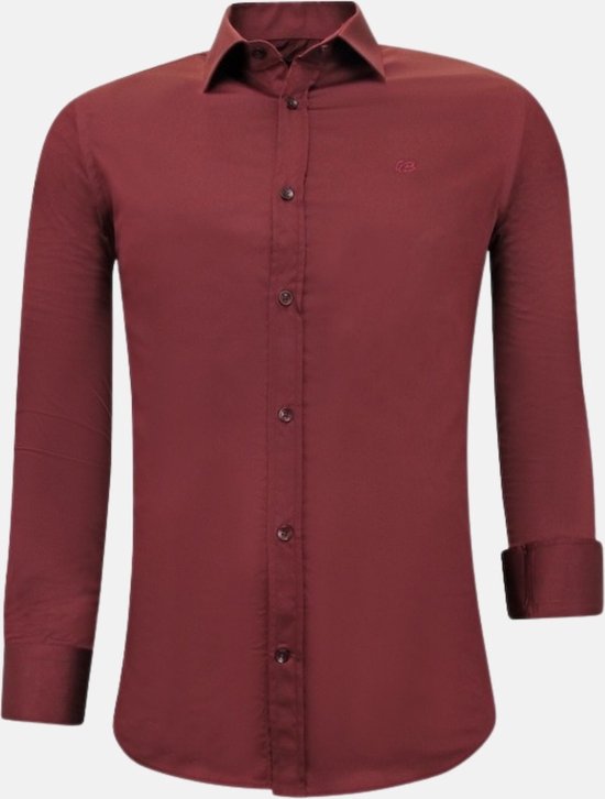 Chemise bordeaux en satin, coupe ajustée, avec logo sur la poitrine. Fermeture boutonnée.