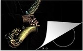 KitchenYeah® Inductie beschermer 81.2x52 cm - Handen van een saxofoon speler - Kookplaataccessoires - Afdekplaat voor kookplaat - Inductiebeschermer - Inductiemat - Inductieplaat mat