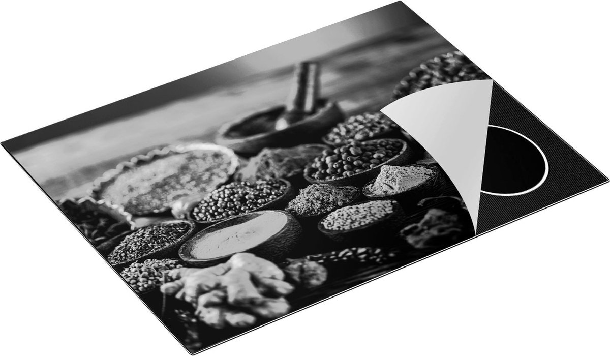 Chefcare Inductie Beschermer Diverse Kleurrijke Kruiden op Tafel - Zwart Wit - 71x52 cm - Afdekplaat Inductie - Kookplaat Beschermer - Inductie Mat