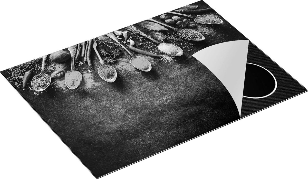 Chefcare Inductie Beschermer Kruiden en Specerijen op een Zwarte Plaat - Zwart Wit - 70x52 cm - Afdekplaat Inductie - Kookplaat Beschermer - Inductie Mat