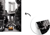 Behang - Fotobehang Zwart-wit foto met een gele taxi in het Amerikaanse New York - Breedte 150 cm x hoogte 220 cm