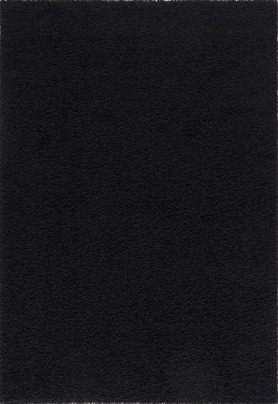 Vue complète d'un tapis shaggy noir uni.