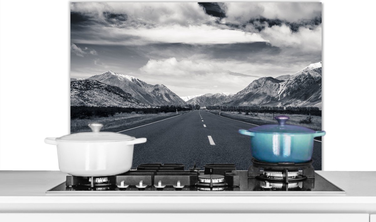 KitchenYeah - Spatscherm - Natuur - Bergen - Weg - Lucht - Zwart wit - 80x55 cm - Muurbeschermer