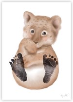 Voetafdruk baby – Leeuw – A4 Poster babykamer – Geboorte cadeau – Babyshower – Complete set met reserveposter, instructies en een inktkussen