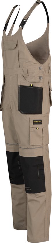 Vue latérale d'une salopette de travail beige, avec des genouillères noires et des détails réfléchissants.
