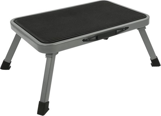 Marchepied pliable gris avec profil côtelé noir et quatre pieds noirs.