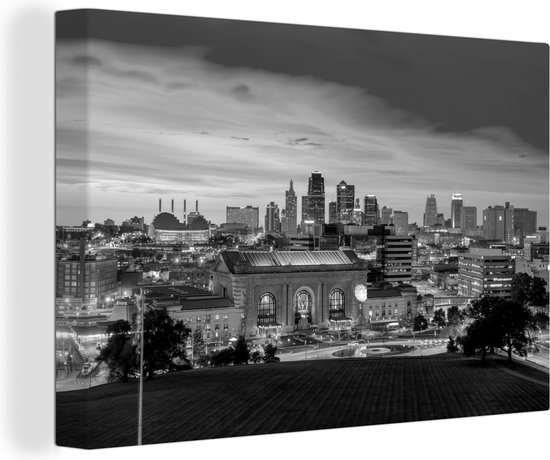 Canvas Schilderij Een luchtfoto van Kansas City in Amerika tijdens de avond - zwart wit - 30x20 cm - Wanddecoratie