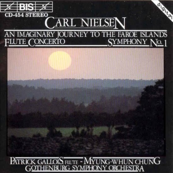 CD hoes met een zonsondergang boven heuvels. Titel: Carl Nielsen - An Imaginary Journey to the Faroe Islands, Flute Concerto, Symphony No.1.