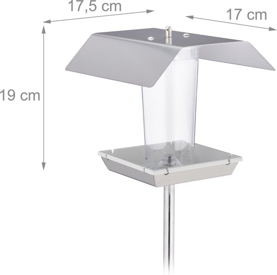 Vogelvoederbak met afmetingen: dak 17,5 cm breed, 17 cm diep, 19 cm hoog. Zilverkleurig dak, transparante silo.
