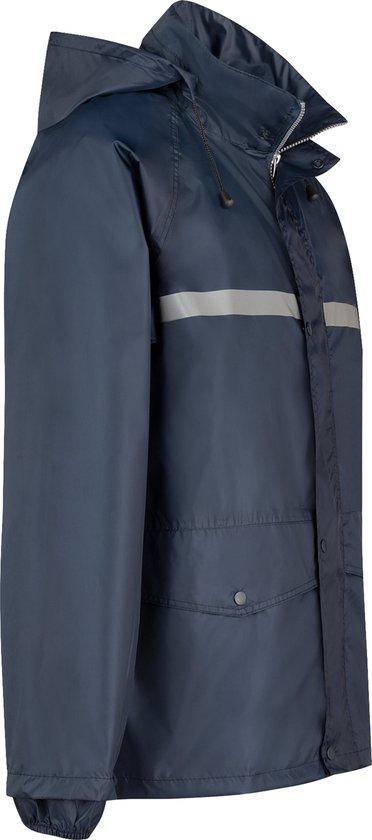 Donkerblauwe regenjas met capuchon, reflecterende streep en twee zakken.
