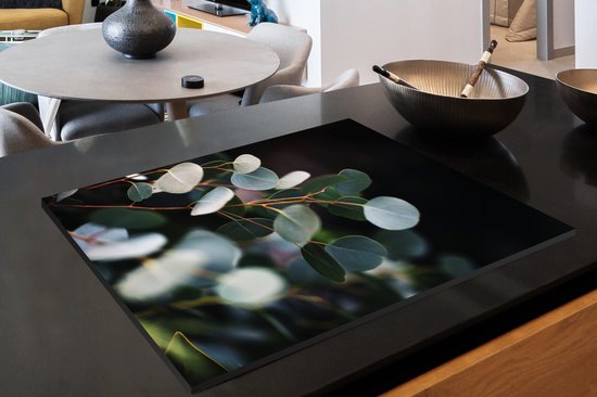 KitchenYeah® Inductie beschermer 76x51.5 cm - Eucalyptus bladeren aan takken - Kookplaataccessoires - Afdekplaat voor kookplaat - Inductiebeschermer - Inductiemat - Inductieplaat mat