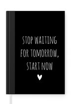 Notitieboek - Schrijfboek - Engelse quote "Stop waiting for tomorrow, start now" met een hartje op een zwarte achtergrond - Notitieboekje klein - A5 formaat - Schrijfblok