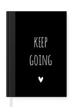 Notitieboek - Schrijfboek - Engelse quote "Keep going" met een hartje tegen een zwarte achtergrond - Notitieboekje klein - A5 formaat - Schrijfblok