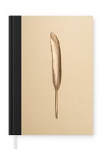 Notitieboek - Schrijfboek - Goud geverfde veer op een gouden achtergrond - Notitieboekje klein - A5 formaat - Schrijfblok