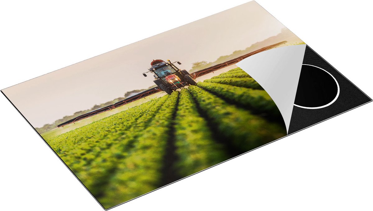 Chefcare Inductie Beschermer Rode Tractor op het Veld aan het Sproeien - 78x52 cm - Afdekplaat Inductie - Kookplaat Beschermer - Inductie Mat