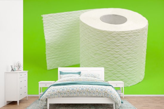 Behang - Fotobehang Wc-rol op groen - Breedte 600 cm x hoogte 400 cm | bol