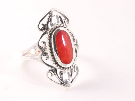 Opengewerkte zilveren ring met rode koraal steen