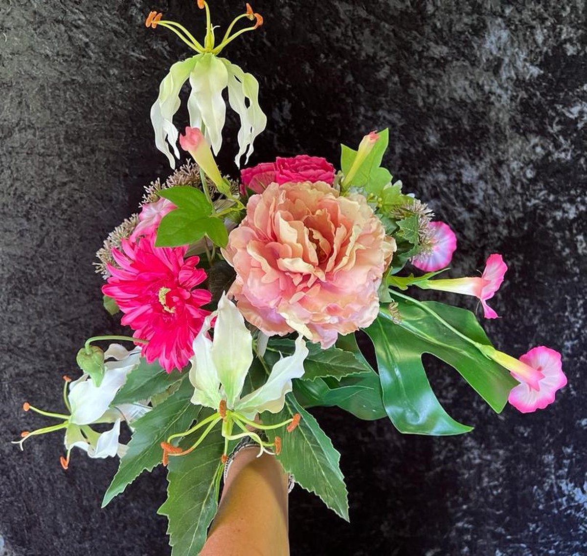 Zijden bloemen, Kunstbloemen, Nepbloemen, Zijdenboeket, , Zijden boeket - Luxe Zijden Bloemen - Kunstbloemen - Nepbloemen gebonden roze 50cm doorsnede