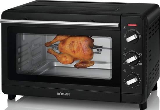 Zwarte Bomann mini-oven met een goudbruin geroosterde kip op een braadspit, met temperatuur- en tijdsinstellingen aan de zijkant.
