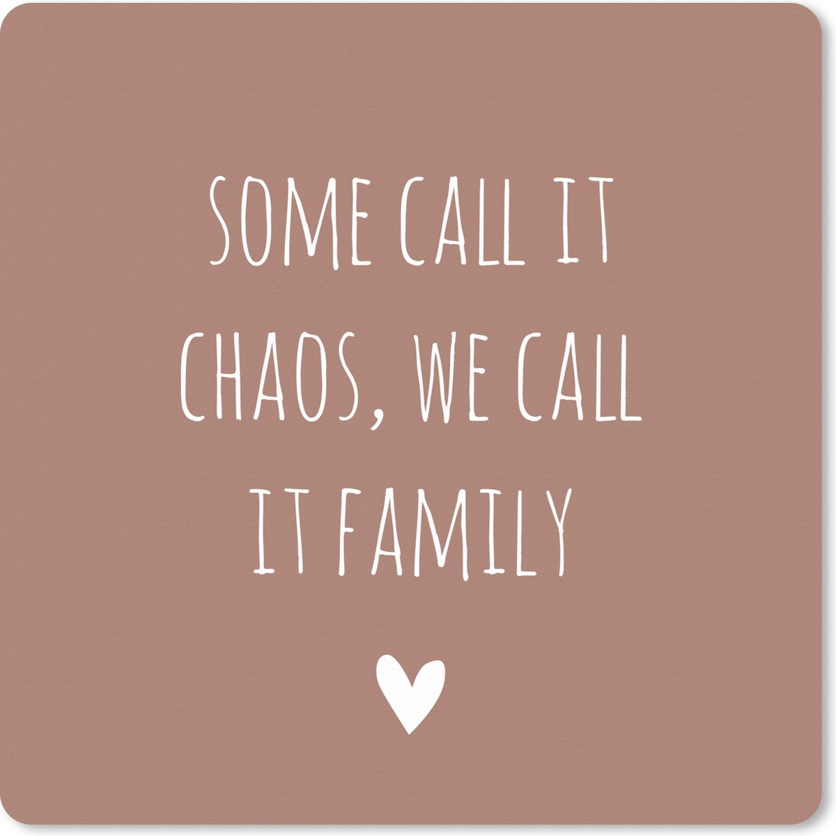 Muismat XXL 80x80 cm - Bureau onderlegger - Bureau mat Engelse quote "Some call it chaos, we call it family" met een hartje op een bruine achtergrond - Bureaumat - Gaming mousepad xl - Bureaulegger groot - Computer deskmat