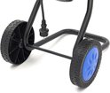 Detail van de zwarte en blauwe wielen van de elektrische hakselaar met stroomkabel.