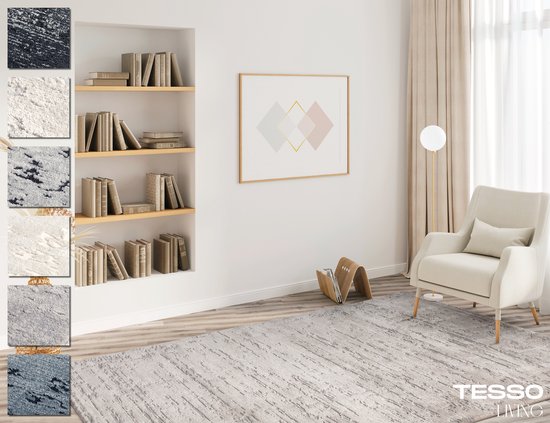 Tapis gris clair avec un motif subtil et usé dans un style champêtre.