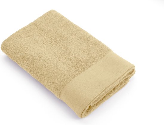 Een enkele opgevouwen zandkleurige handdoek met een subtiele ribbelband aan de bovenkant.