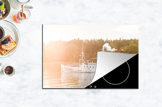 KitchenYeah® Inductie beschermer 81x52 cm - Stoomboot op een meer - Kookplaataccessoires - Afdekplaat voor kookplaat - Inductiebeschermer - Inductiemat - Inductieplaat mat