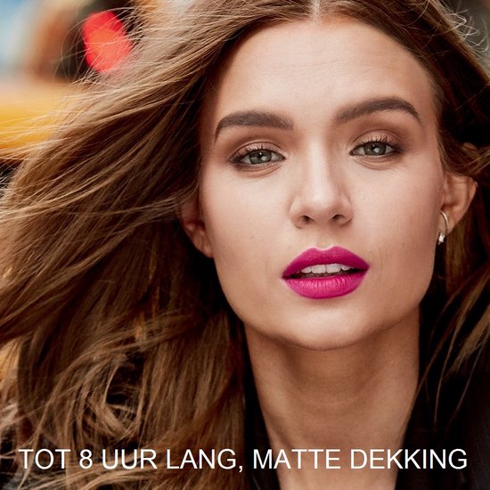 Model met felroze lippenstift en de tekst 'Tot 8 uur lang, matte dekking'.