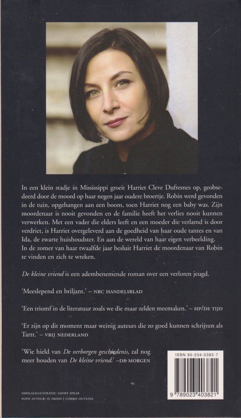 Portrait d'une femme aux cheveux bruns courts, regardant le spectateur. Le texte dit 'De kleine vriend'.