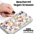 Een sleutel wordt langs een telefoonhoesje gehaald met een aquarel bloemen- en graspatroon om te tonen dat het krasbestendig is.