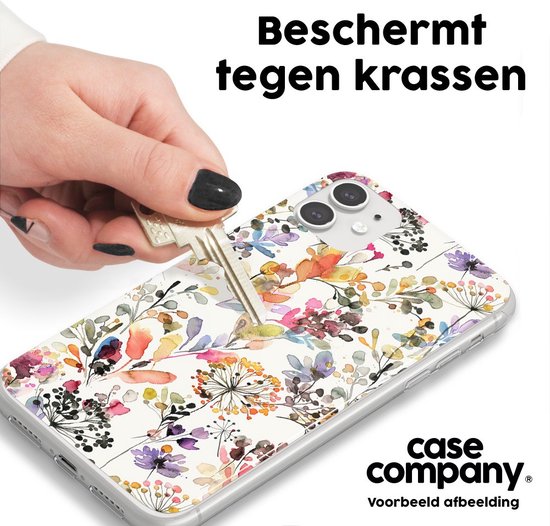 Een sleutel wordt langs een telefoonhoesje gehaald met een aquarel bloemen- en graspatroon om te tonen dat het krasbestendig is.