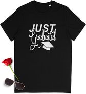 t-Shirt "Just Graduated" Diploma behaald t-shirt - Dames t shirt - Heren tshirt - Vrouwen en mannen t shirt met tekst - Unisex maten: S M L XL XXL XXXL - Shirt kleuren: Wit en zwart.
