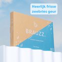 BRAUZZ. wasstrips 'Sea Breeze' 32 stuks, op een witte sokkel tegen een blauwe hemel.