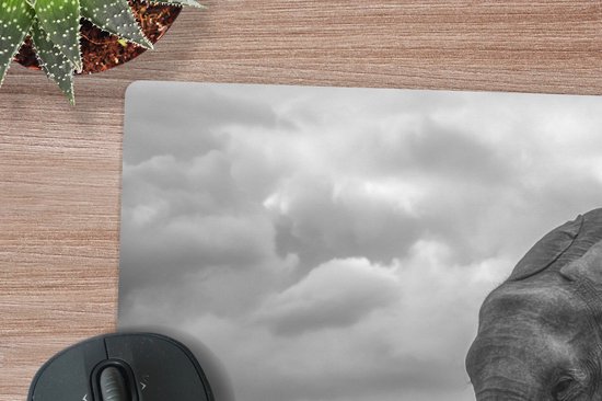 Muismat XXL 90x45 cm - Bureau onderlegger - Bureau mat Olifant - Dieren - Water - Zwart wit - Bureaumat - Gaming mousepad xl - Bureaulegger groot - Computer deskmat