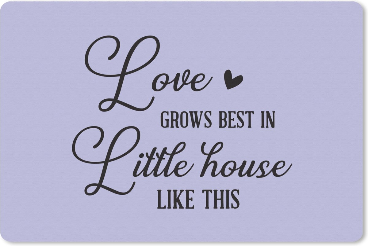 Muismat XXL 90x60 cm - Bureau onderlegger - Bureau mat Quote "love grows best in a little house like this" met een paarse achtergrond - Bureaumat - Gaming mousepad xl - Bureaulegger groot - Computer deskmat