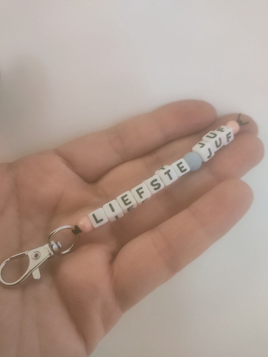 Persoonlijke sleutelhanger kralen naam cadeau juf meester traktatie kind — afbeelding 2