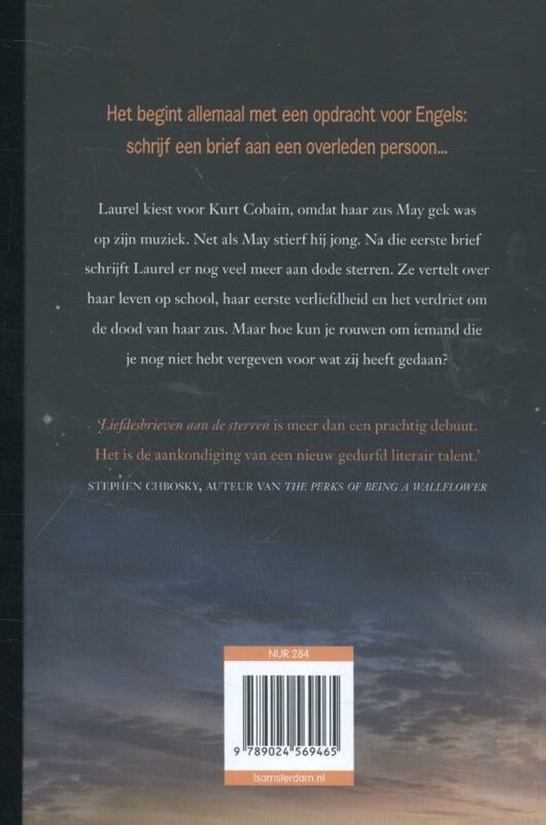 Achterkant boek met tekst en streepjescode. 'Het begint allemaal met een opdracht voor Engels: schrijf een brief aan een overleden persoon...'