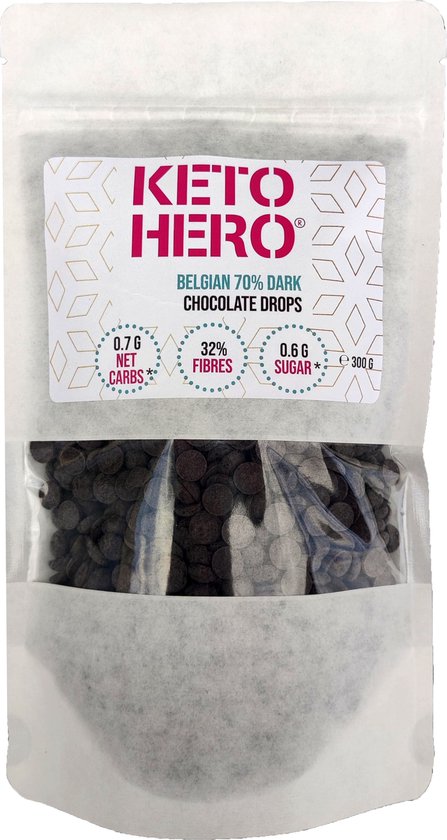 Een wit pak met het logo 'KETO HERO' en de tekst 'BELGIAN 70% DARK CHOCOLATE DROPS'. Chocoladedruppels zijn zichtbaar onderaan.