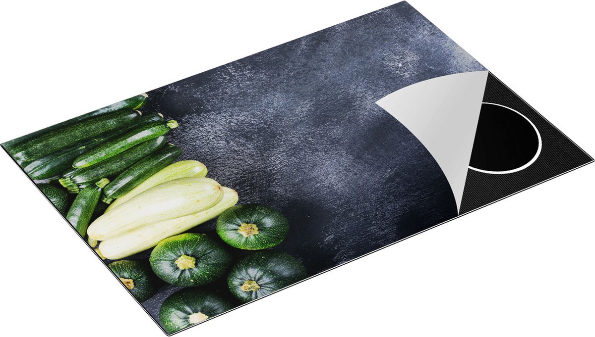 Chefcare Inductie Beschermer Courgettes op Zwarte Marmer - Groente - 78x52 cm - Afdekplaat Inductie - Kookplaat Beschermer - Inductie Mat