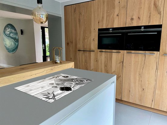 Chefcare Inductie Beschermer Olijven met Kruiden op een Houten Tafel - Zwart Wit - 81,6x52,7 cm - Afdekplaat Inductie - Kookplaat Beschermer - Inductie Mat