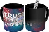 Magische Mok - Foto op Warmte Mokken - Koffiemok - Quotes - 'Trust the universe' - Spreuken - Jongens - Meisjes - Kinderen - Magic Mok - Beker - 350 ML - Theemok