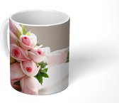 Mok - Een boeket van roze roos op een witte tafel - 350 ML - Beker