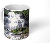 Mok - Roze leeuwebekbloemen groeien voor een waterval in het nationaal park Phu Hin Rong Kla - 350 ML - Beker
