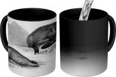 Magische Mok - Foto op Warmte Mok - twee zeeleeuwen - zwart wit - 350 ML