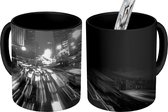 Magische Mok - Foto op Warmte Mok - Blauwe nachtlichten rond de wegen in Jakarta - zwart wit - 350 ML