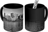 Magische Mok - Foto op Warmte Mok - De horizon van Pittsburgh vanaf de Allegheny rivier in Amerika - zwart wit - 350 ML