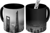 Magische Mok - Foto op Warmte Mok - Luchtfoto van Shanghai World Financial Center in Shanghai - zwart wit - 350 ML